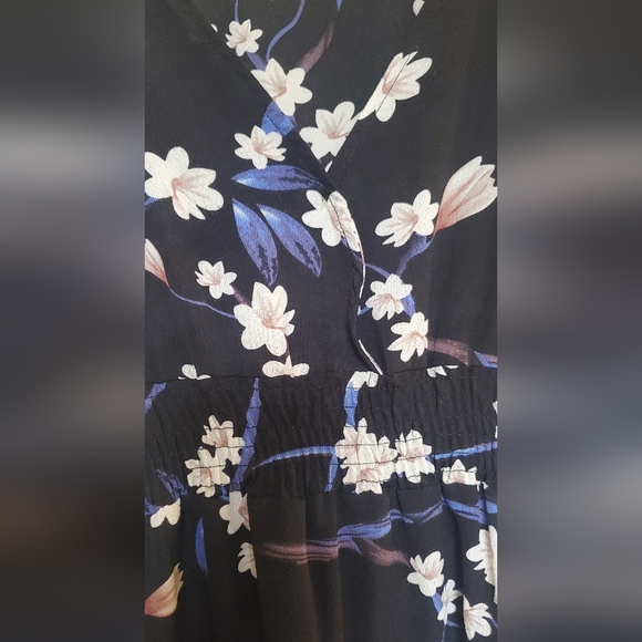 Womens Black Dress with White Flowers Size Medium. - Picture 4 of 4